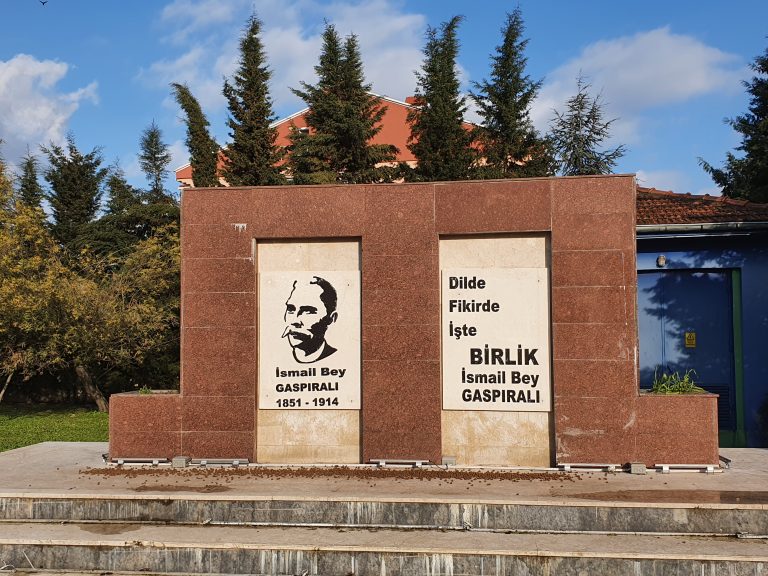 İsmail Gaspıralı Anıtı