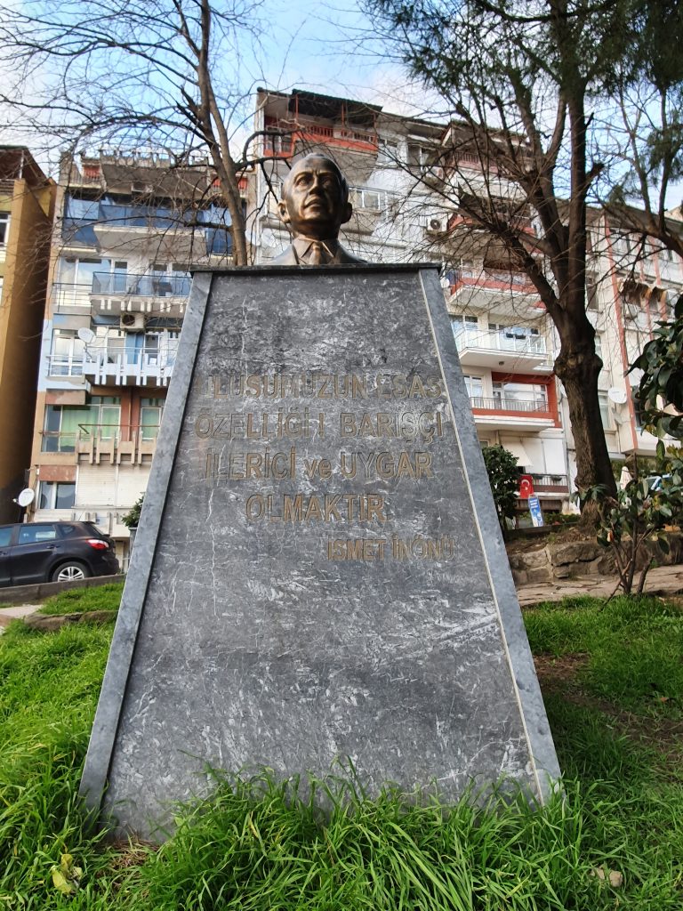 İsmet İnönü Heykeli İsmet İnönü Heykeli