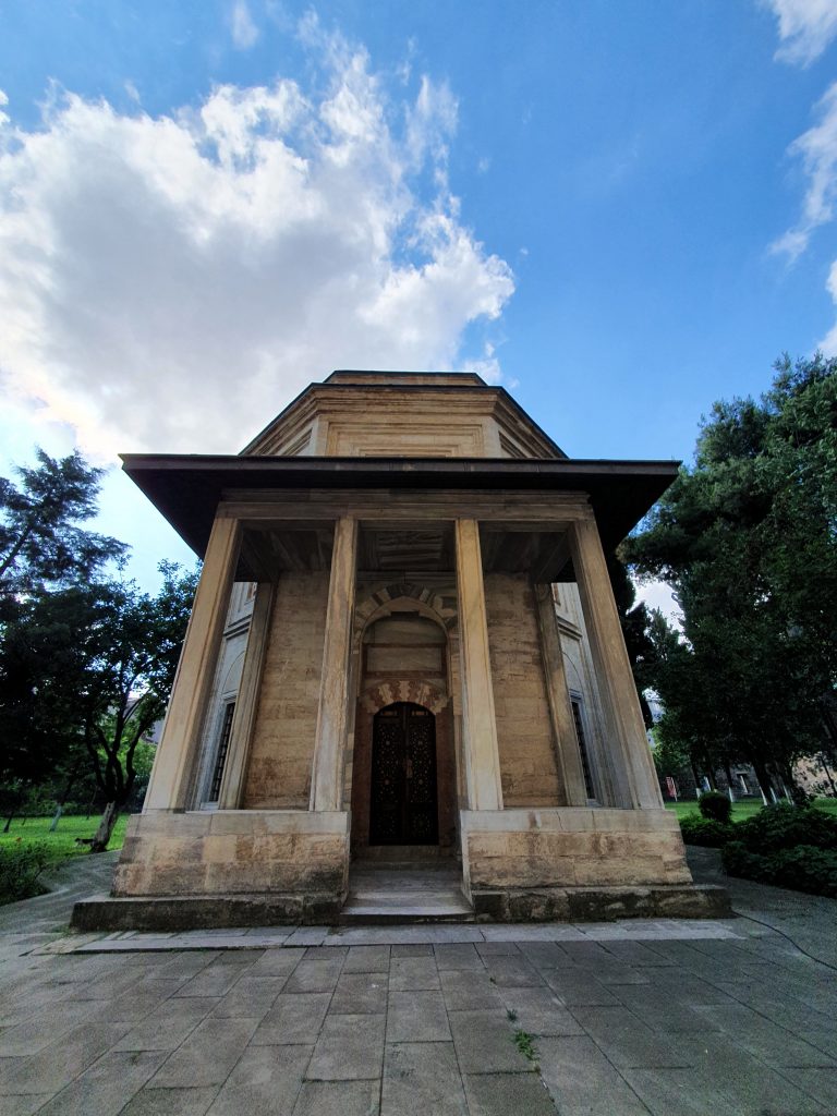 Coban Mustafa Pasa Turbesi 2 768x1024