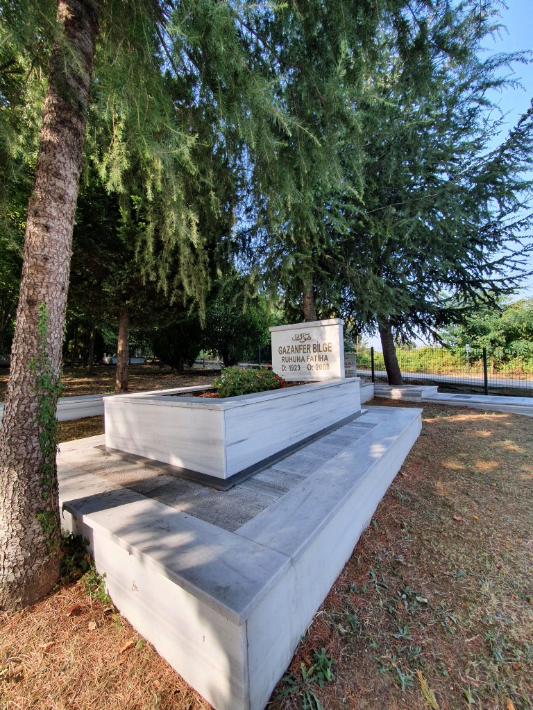 Gazanfer Bilge Mezari 2 768x1024