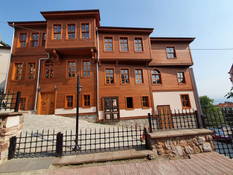 Izmit Tarihi Evleri 32 768x576