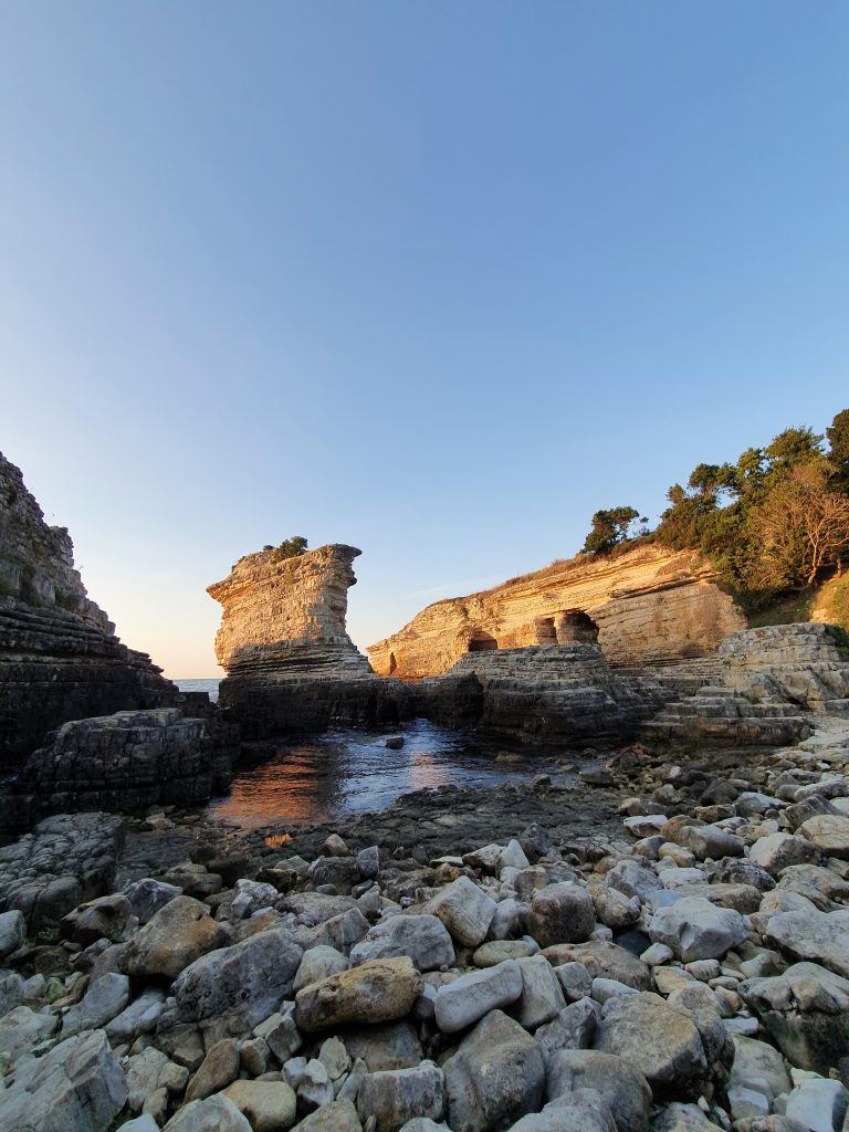 Ceneviz Kalesi Kerpe Kayaliklar 8 768x1024