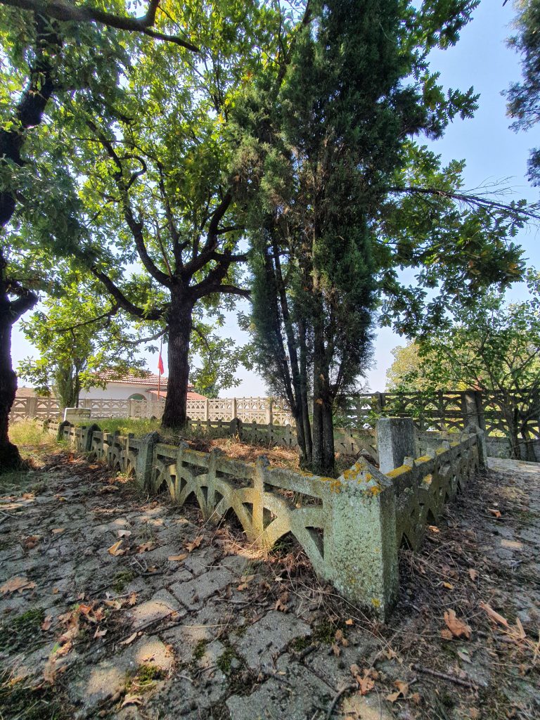 Dokuzlar Dede Turbesi 7 768x1024